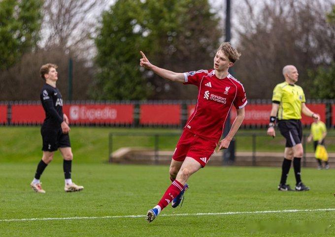 青训主帅佩奇谈到青训小将赖特时说：“他的身体素质极为出色。他的比赛中有一些地方我