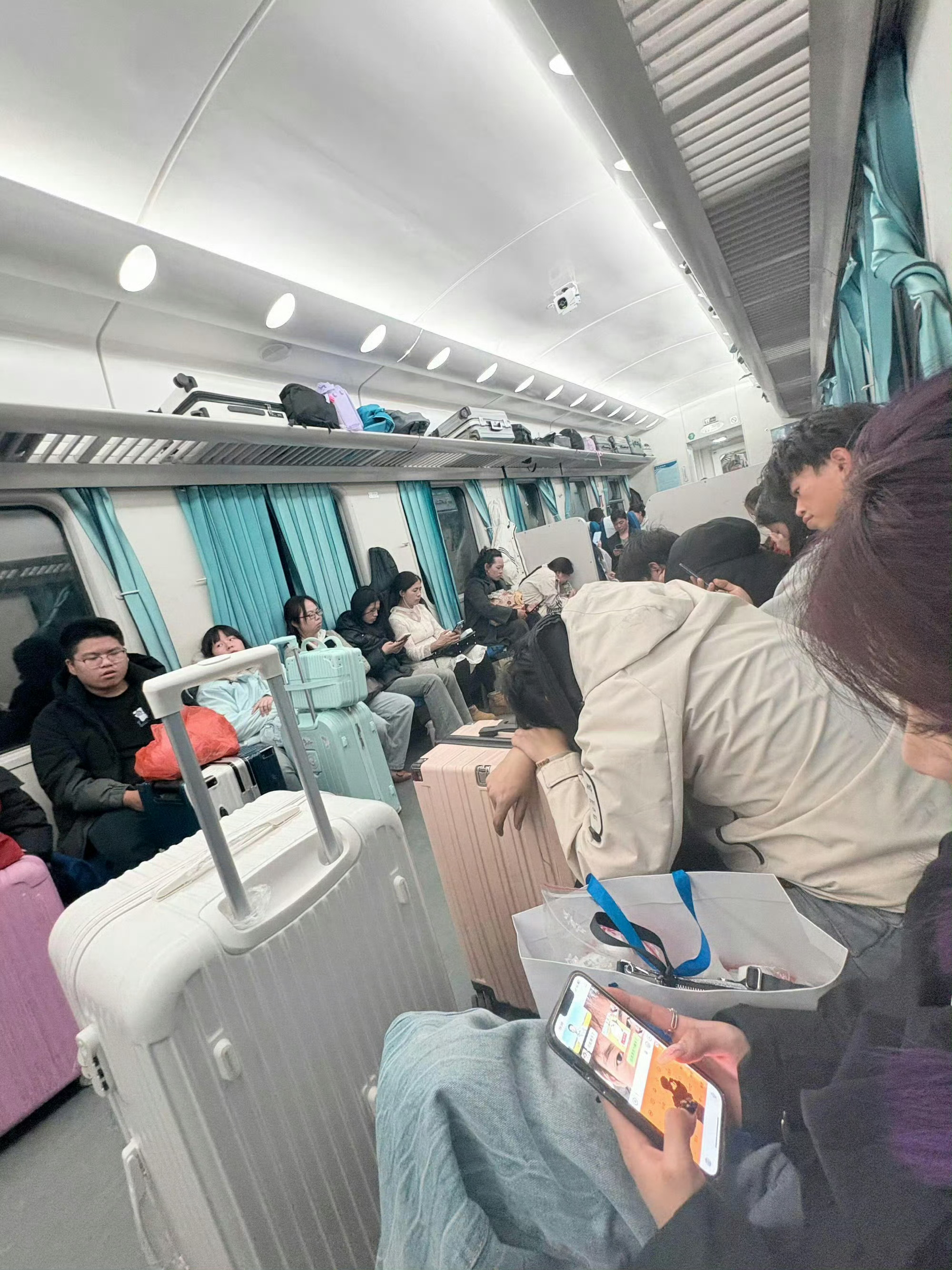 火车硬座已经进化成这样了 好久没有坐过硬座了，都变成这样了吗？