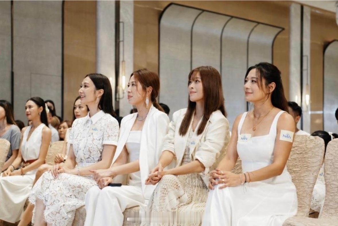 「四大星級媽媽：王君馨 （）、江若琳 （）、賴慰玲 （）、岑杏贤 （），大談湊仔