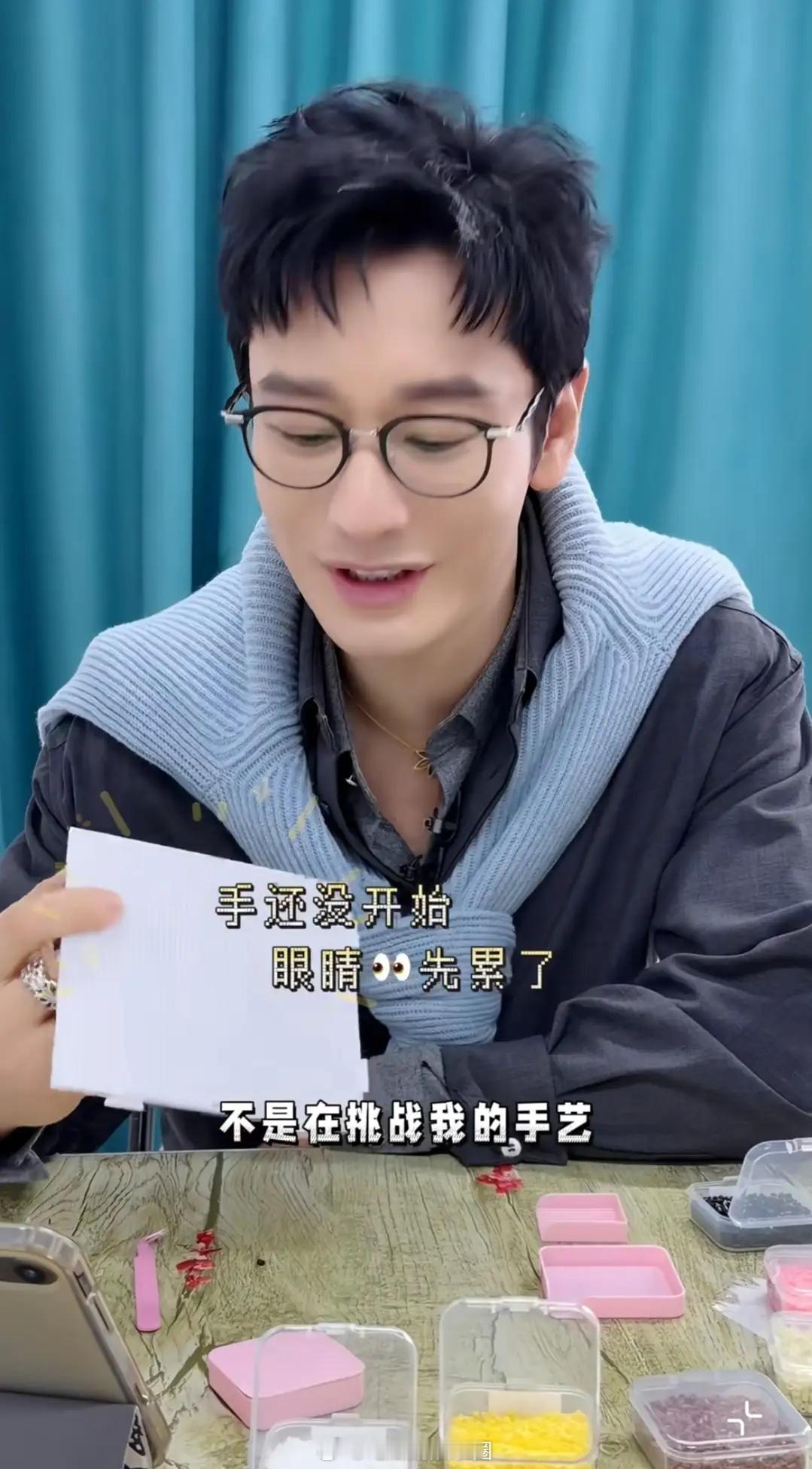黄晓明晒与儿子合照，照片里，他头戴一顶黑色鸭舌帽，穿白色背心，搭配黑色短裤，面露