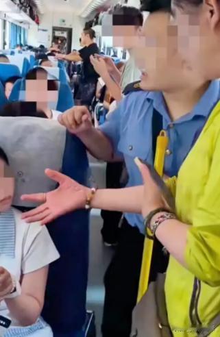 火车上俩女孩买三张票放零食，站票大姐找来乘务员投诉，一句话让她当场傻眼！
 
2
