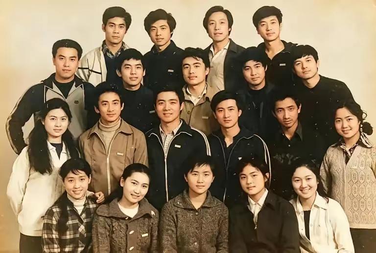 中央戏剧学院82级表演班的毕业合影，你能认出来几个人啊 ，男同学好像还有几个眼熟