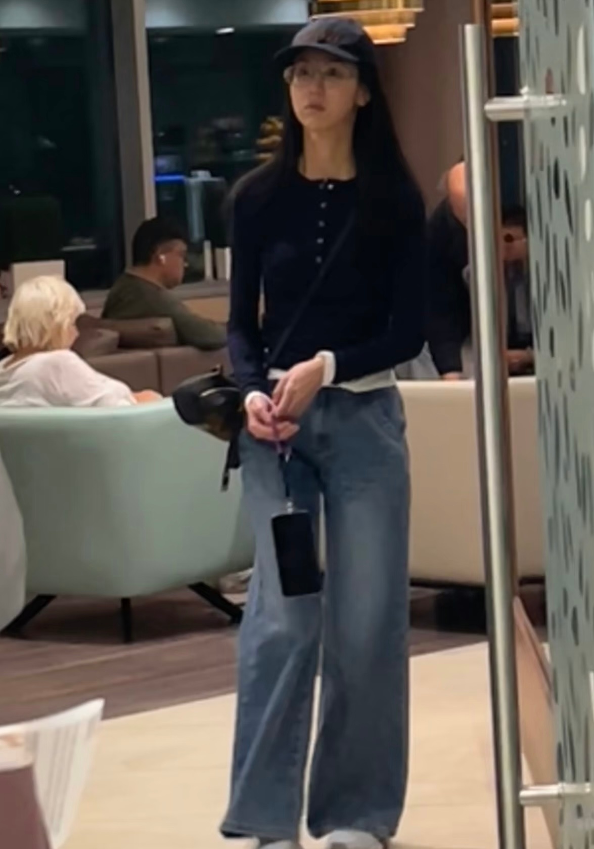 布达佩斯机场偶遇陈都灵网友在布达佩斯机场偶遇陈都灵 很呆萌的一只嘟儿 ​​​