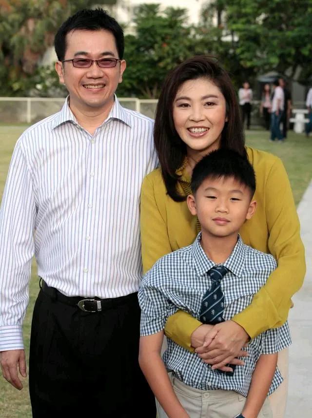 仰慕英拉的男子那么多，她找了个好男人托付终身。他信妻子当时是富人家的千金，却看中
