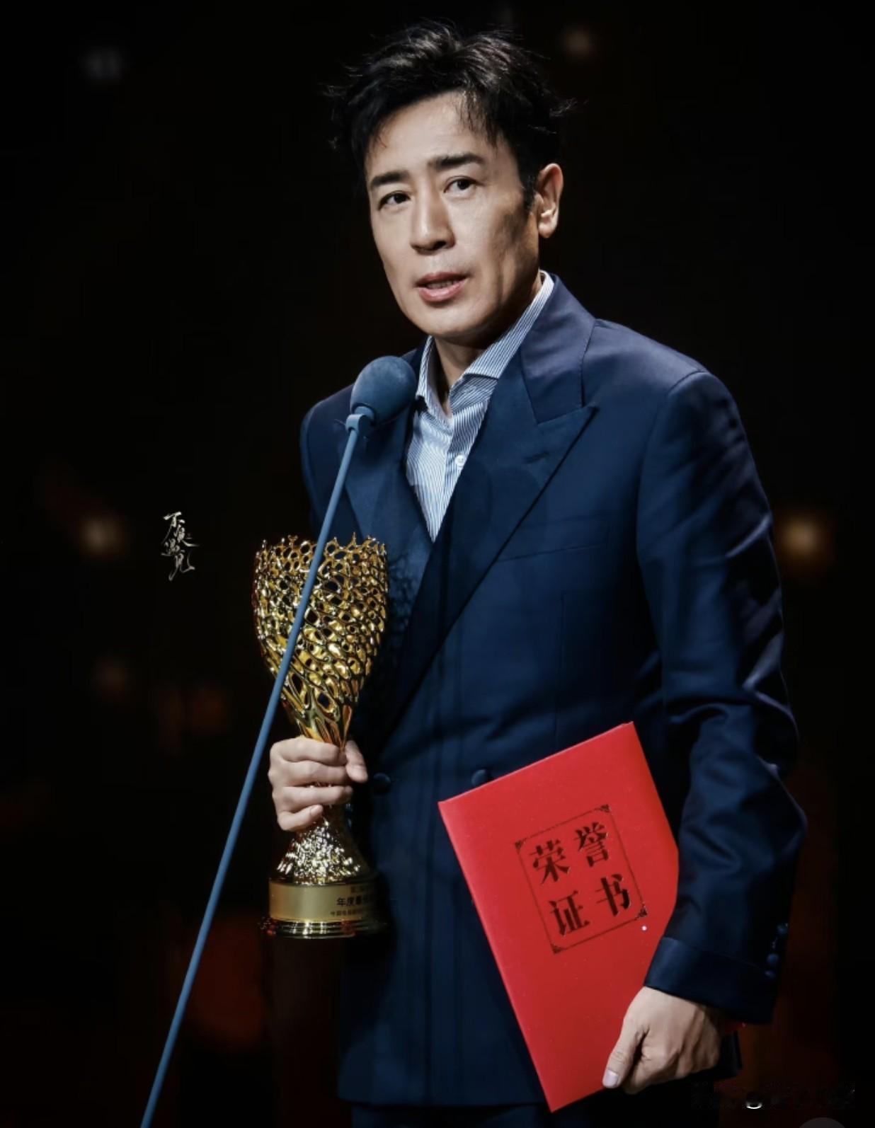 影帝刚捧奖杯，后台俩女人低头整理西装，他领奖时说的“我们”到底是谁？

昨天北京