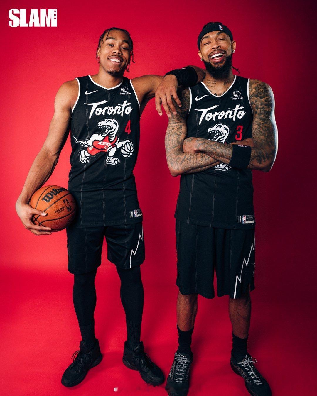 英格拉姆在自己的海报背景下训练英格拉姆