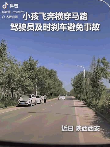 这一脚踹上了人民日报！5月7日报道，陕西西安一位司机正常在路上开车，突然，一个小