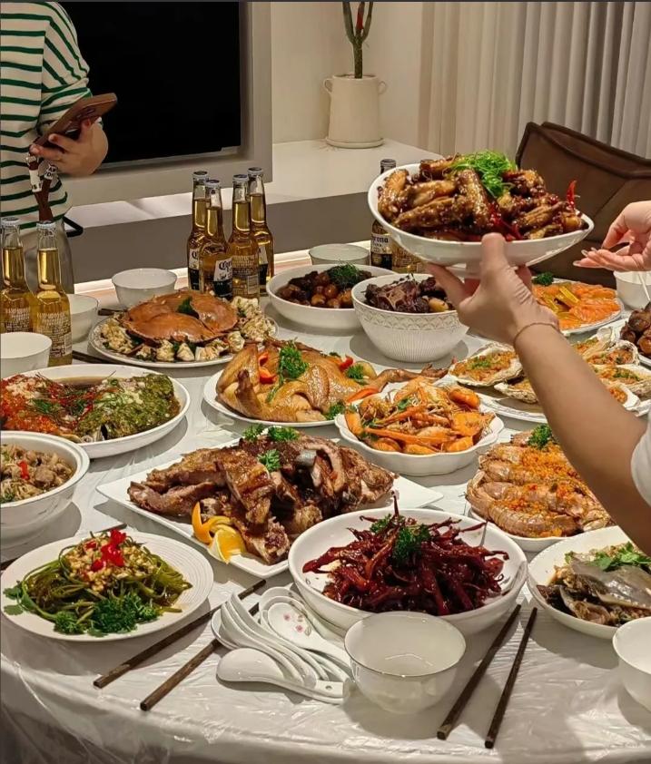 姑姑一个劲儿地逼着我妈喝酒，我妈好声好气地说她吃了头孢，不能喝。这时候我那表弟在