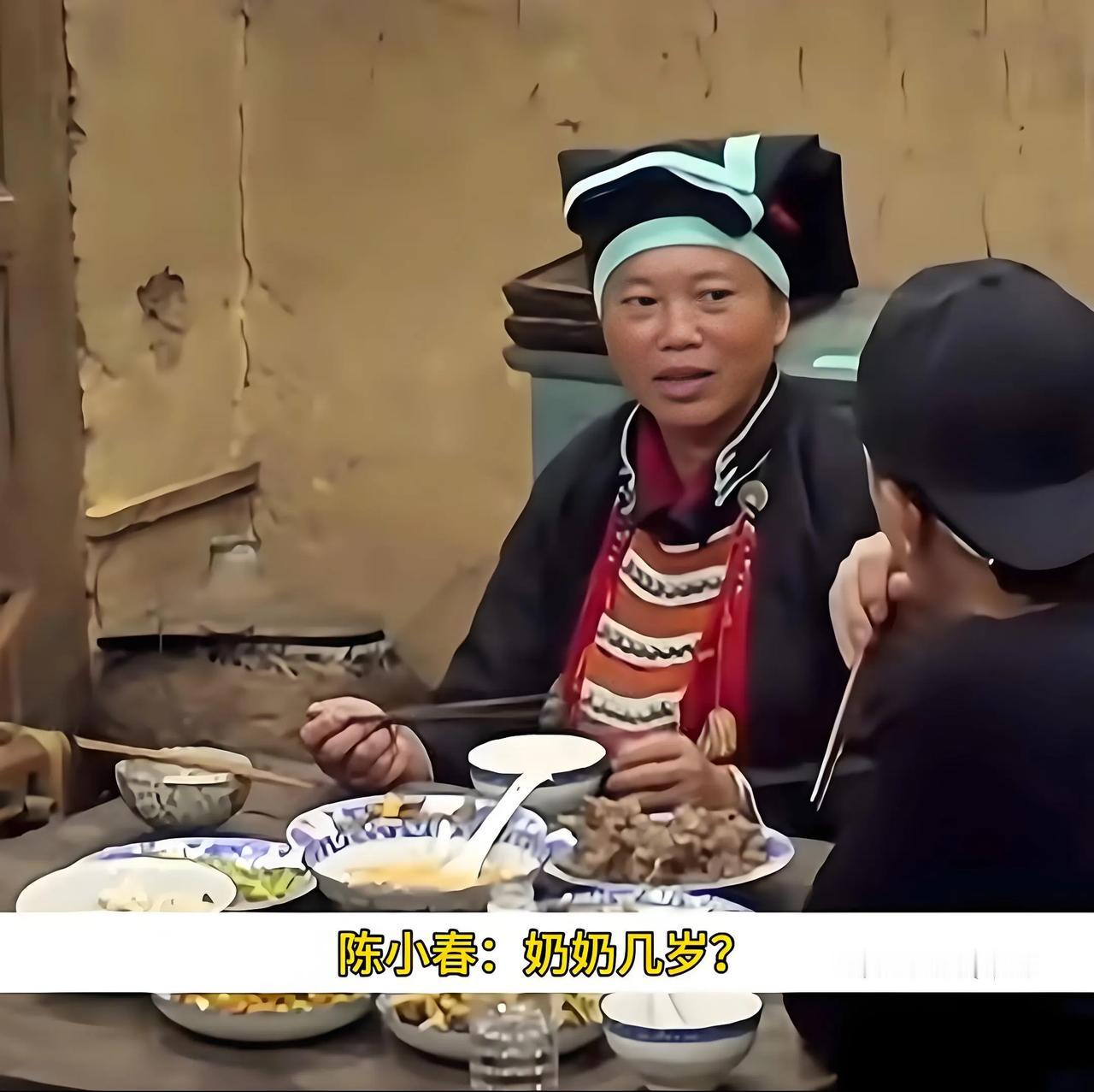 陈小春：奶奶你几岁？
奶奶：我67年9月的；
陈小春：我也67年6月的；
奶奶：