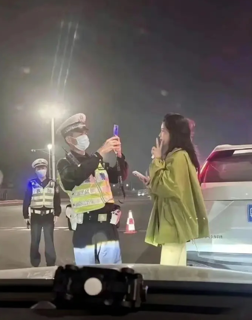 车若初见[超话] 遇事不要慌，让她先发个朋友圈[允悲][允悲] ​​​