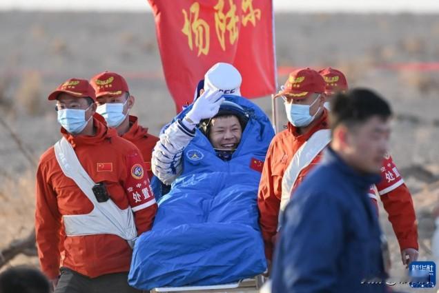 发现没，神舟二十号乘组回来，大家可能都没有注意，以前着陆舱降落，都要有很多地面人