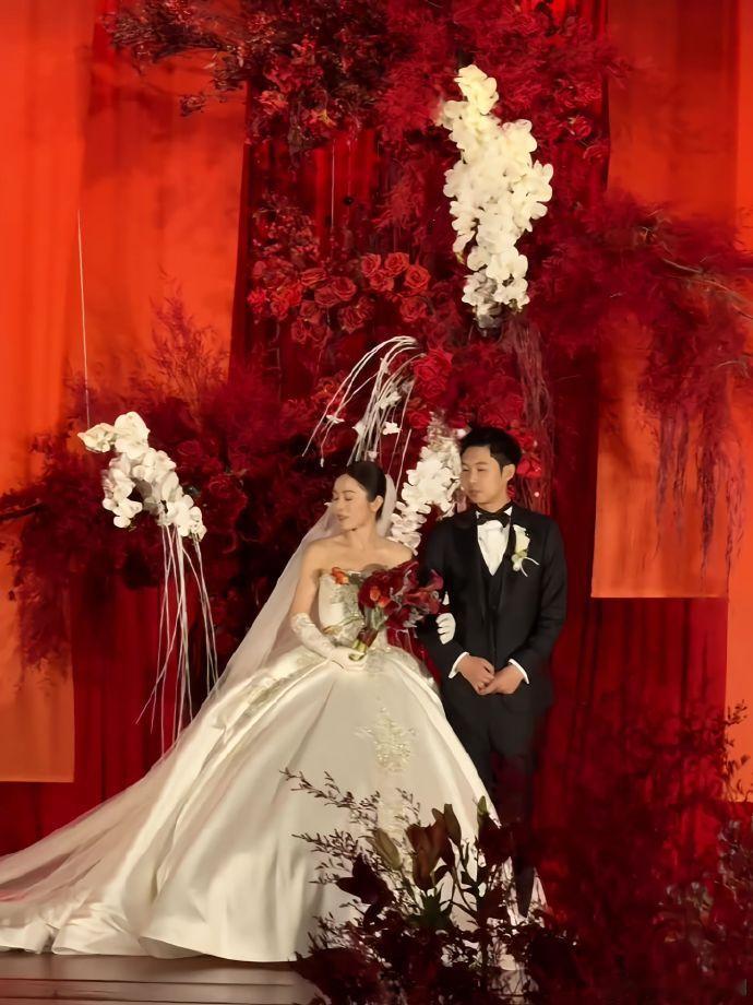 杨蒙恩刘培钰婚礼 还记得求婚时的震撼宣言吗？如今婚礼现场，杨笠站在侧方，见证这对