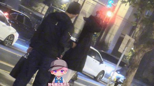 曝陈昊森兰西雅恋情 26日，有八卦媒体曝兰西雅、陈昊森恋爱，两人等红灯时当街搂抱