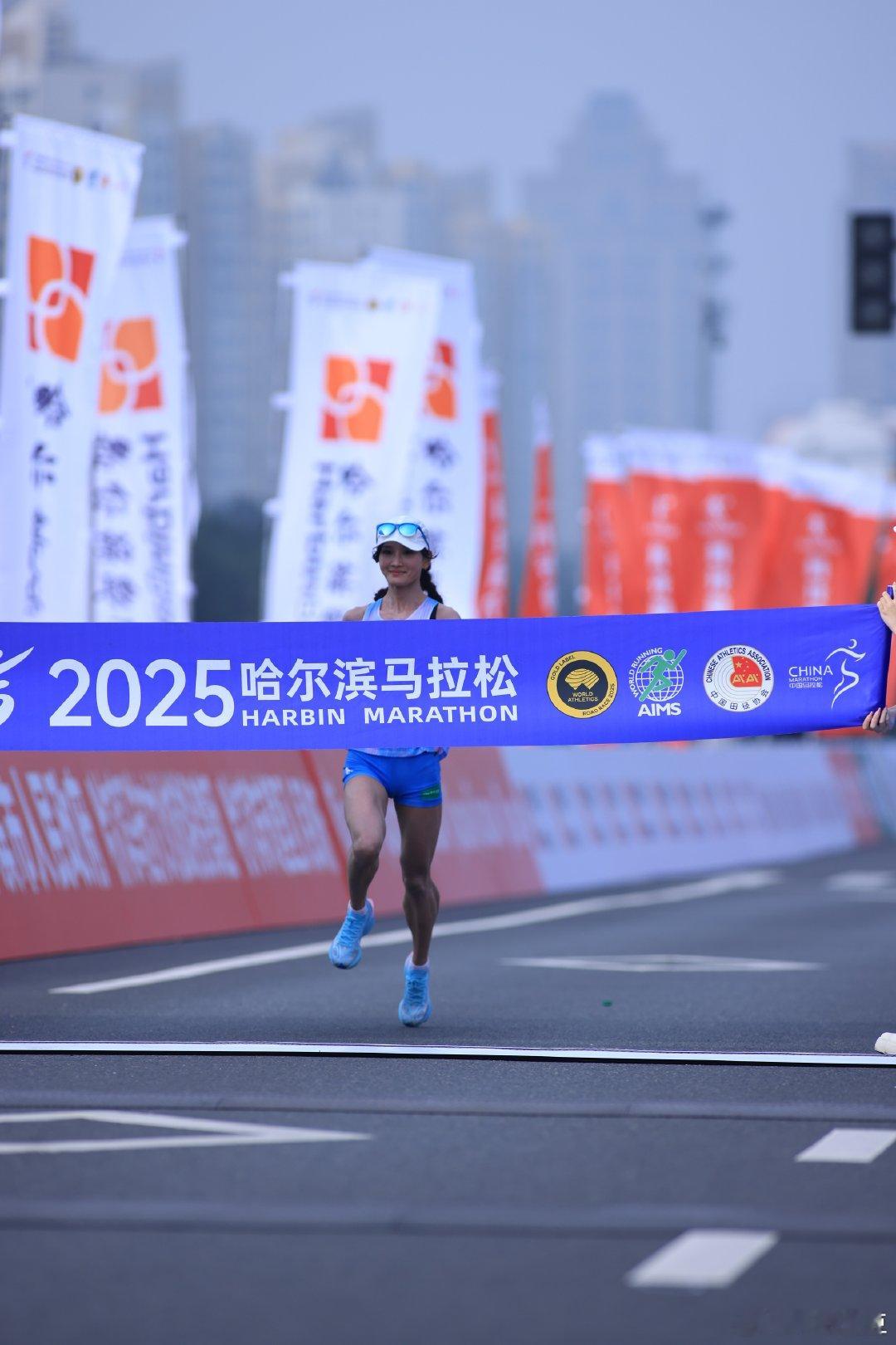 哈尔滨马拉松冠军太强了闪电破空！霸气摘得哈马半程女子桂冠，赛道见证她的绝对统治力