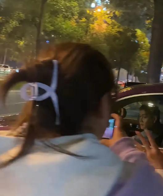 这才是娶了个好媳妇，自带江山。[心]

比赛一结束，邱贻可指导便开着自己酷炫的紫