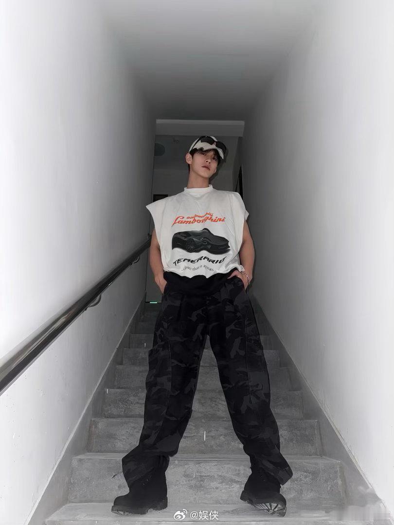 何与出发hi6录制你好星期六好六街喜迎新嘉宾，何与抵达长沙准备录制节目，坐等超多