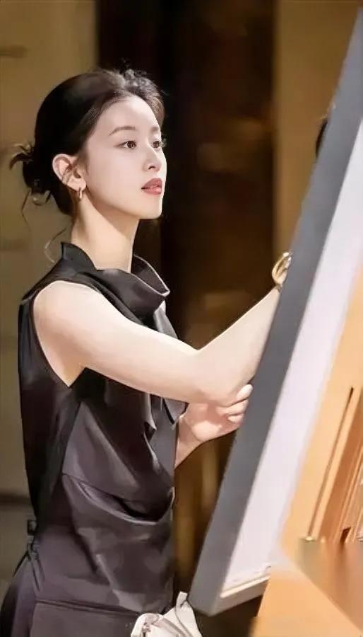 章泽天播客塌房了？

一开口就暴露短板

原以为清华光环加持，章泽天的播客能输出