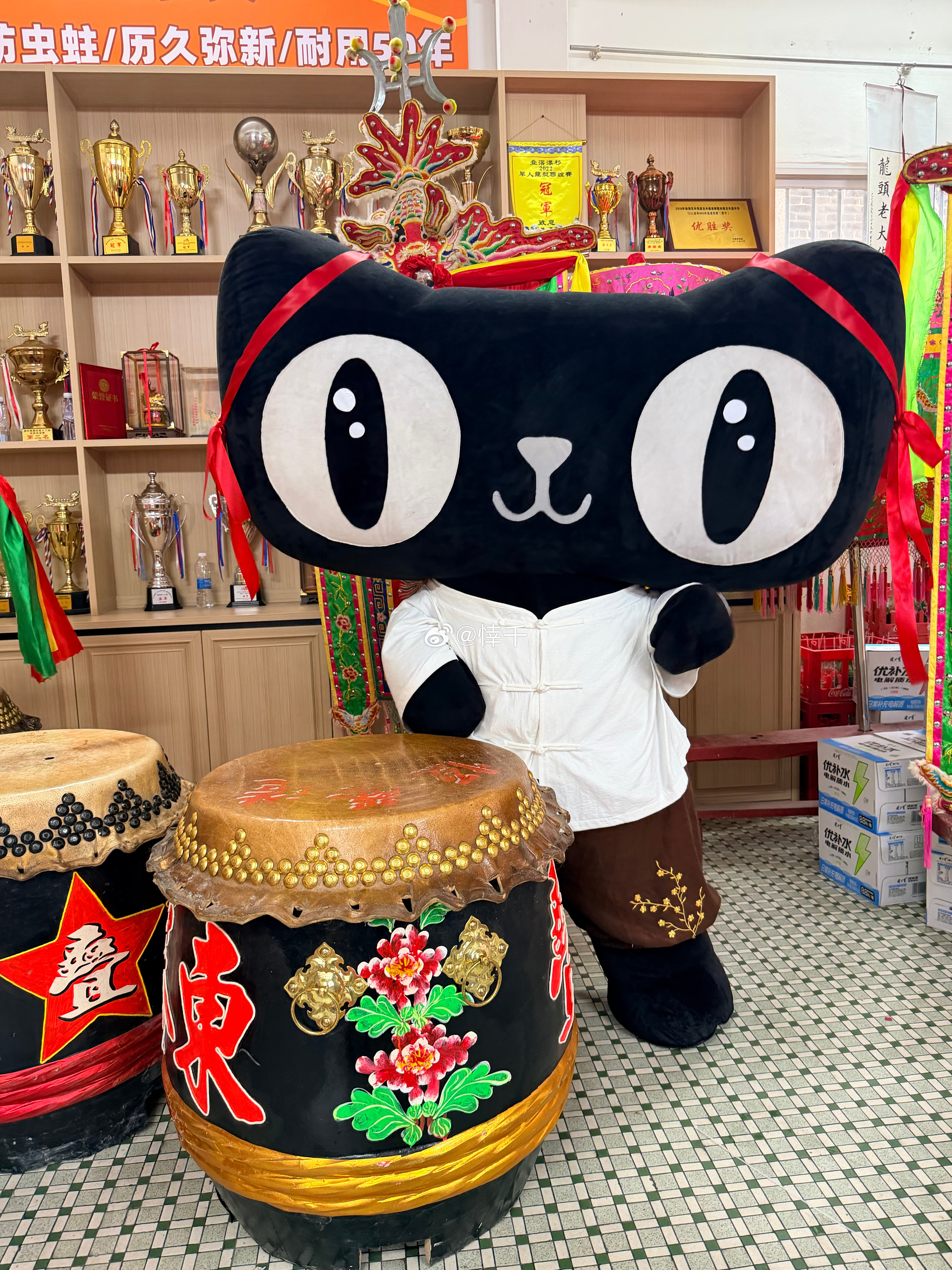 佛山龙舟赛场小猫美美观赛佛山叠滘龙舟竞速氛围感十足，天猫美的打造特色冰室免费送雪