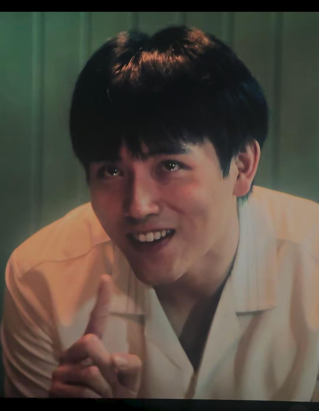 说他长的好看，确实是还可以，说他演技好，这也是真的！
但是说他不拼爹这个恐怕真不