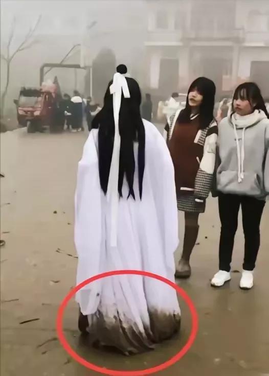 穿越时空的少女
我就不明白，
大家说这衣服在古代怎么穿干净的?