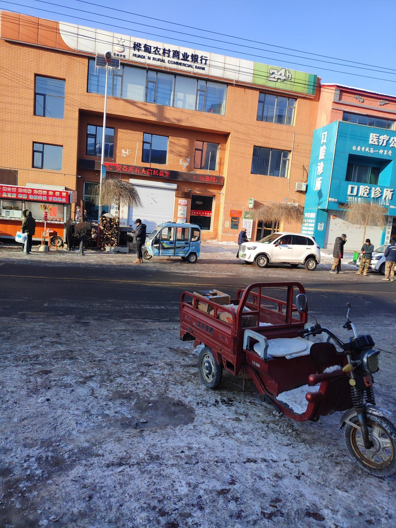 今年冬天的不同这是我们家乡冬天的街道，我感觉也挺美的，但是没有大山里的美呀