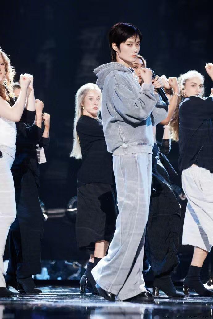 李宇春跨年再唱无价之姐期待春春的三首歌《无价之姐》《皇后与梦想》《冬泳》，彩排图