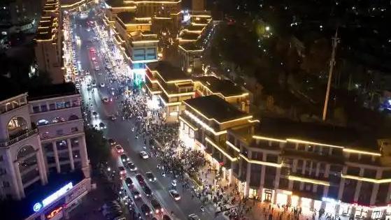 广德“三件套”（炖锅、奶茶、桃酥）在网络上的爆火，确实引发了广泛关注。这一现象不