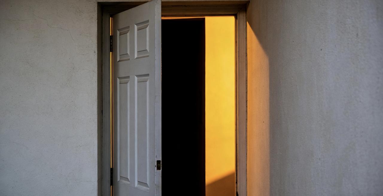 那个拧动门锁的“咔哒”声，是我童年最踏实的催眠曲。

1. 一道锁，两代人
小时