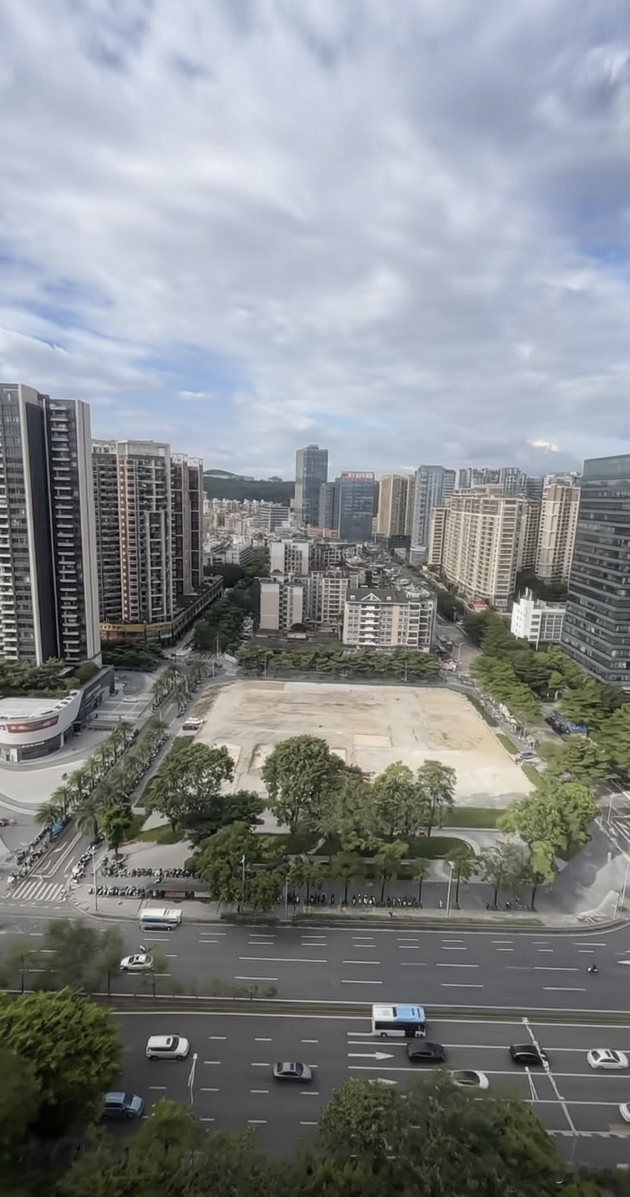 作者加速成长计划地主家也没余粮了，这么一块小小的地，也要被拿出来拍卖改建房子了！