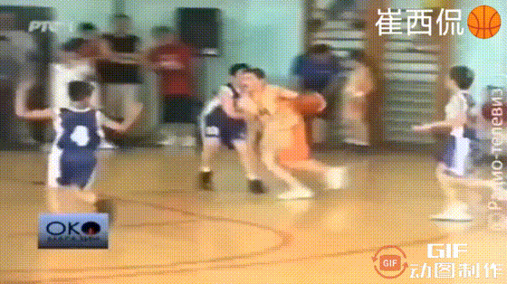 破案了，原来约基奇是打控卫出身！
少年时期的约基奇，传控和球商已经出类拔萃，有一