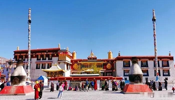 走进千年大昭寺，酥油灯光影摇曳，金顶在高原晴空下熠熠生辉。寺外转经人络绎不绝，一