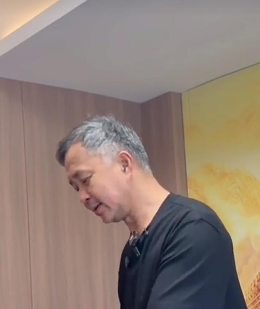 沈巍说：“搞一个事业要讲人脉，壮大自己要搞统一战线，朋友越多越好…”
一个流浪汉