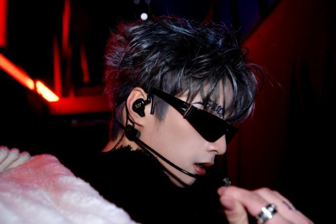 刘耀文晒了神图，谁懂这个刘耀文六周年演唱会神图的帅气值呢，六周年快乐呀！