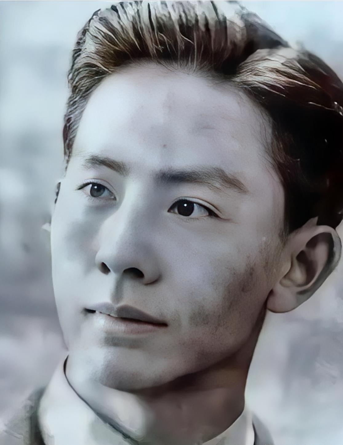 1948年，一位共产党员被捕，为了保命，他主动交代了一份12人的名单，特务们大喜