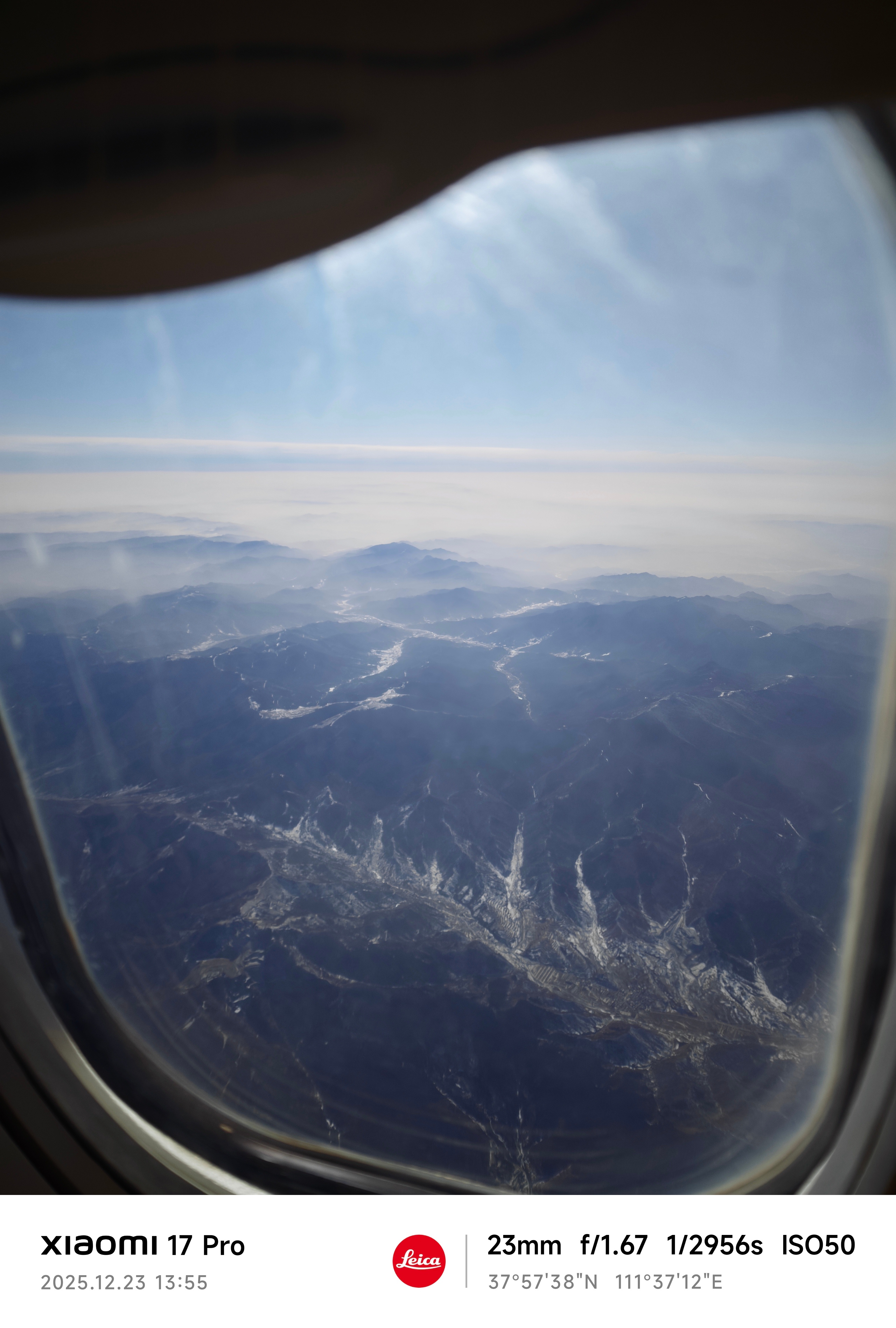 吕梁山脉的另一头 还是山 那里有我的故乡。 