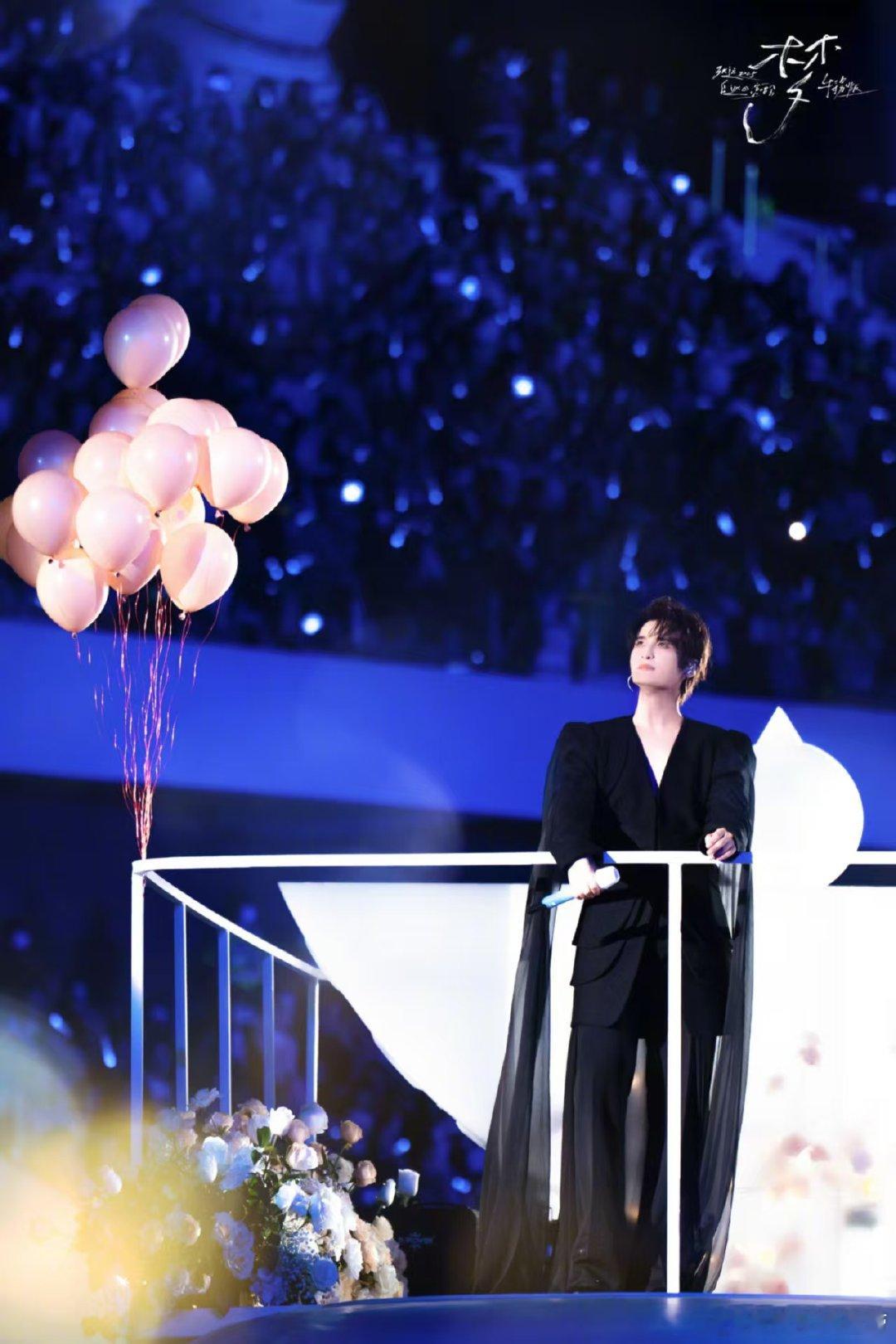 张远花车巡游这段太权威了 张远花车巡游太惊艳！三首代表作连唱，观众热情回应，这现