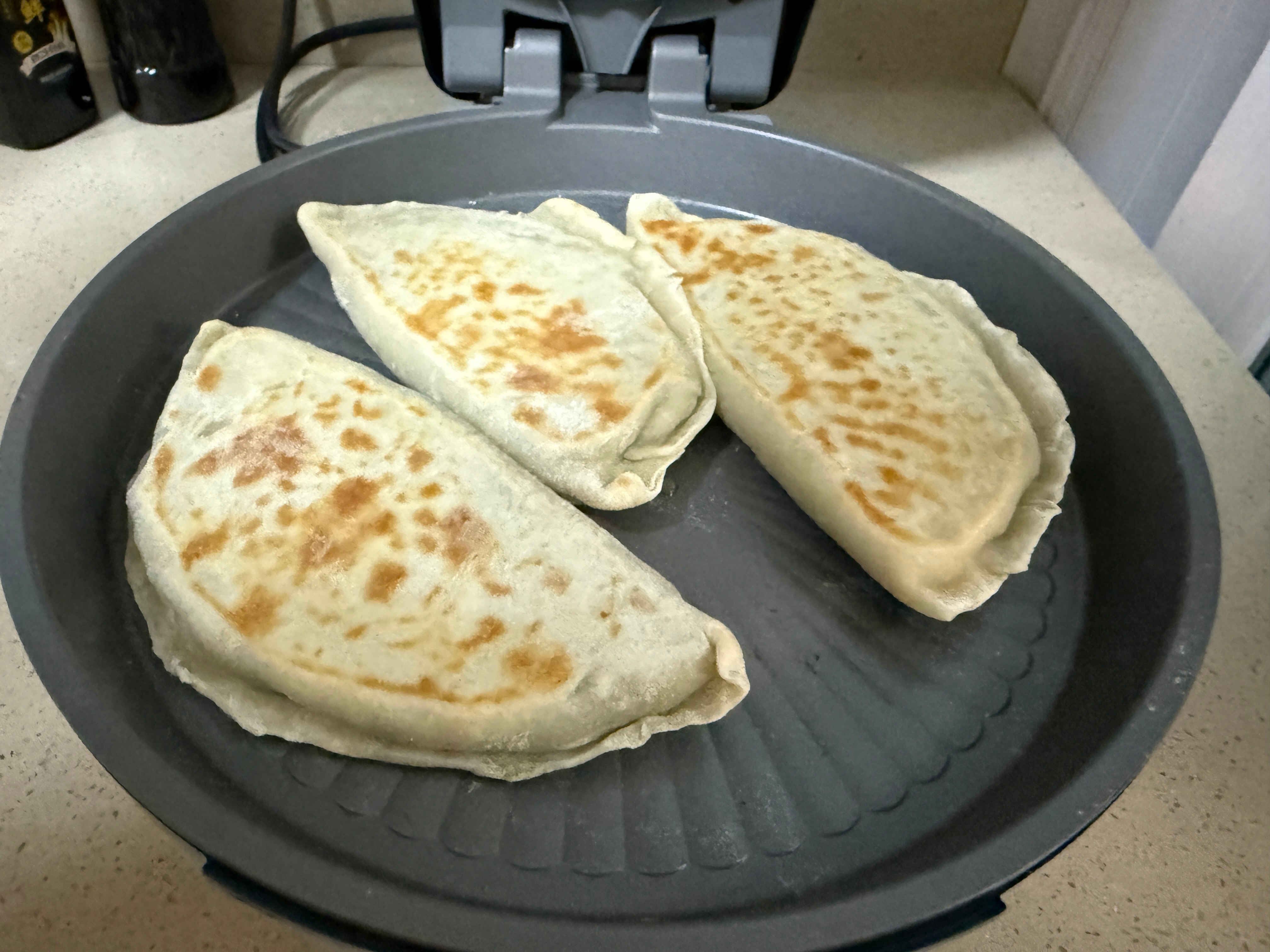 今儿我媳妇说我爱吃韭菜盒子，家里开始做韭菜盒子了，这么巨大！！ 威海