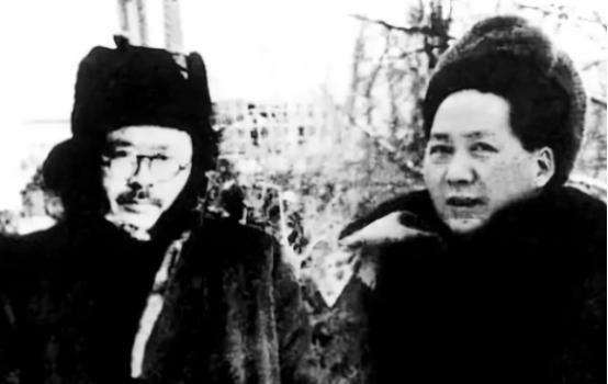 1947年，毛主席与任弼时发生争执，无人敢上前劝阻，站在窑洞外的一名炊事员，慢慢