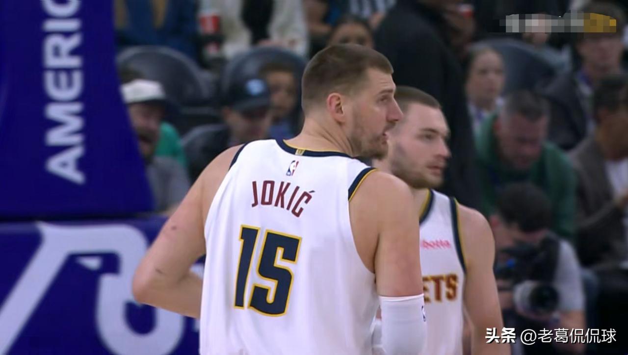 掘金巨星约基奇真是太懂人情世故了！在今天掘金客场挑战超级弱旅爵士的比赛中，目前双