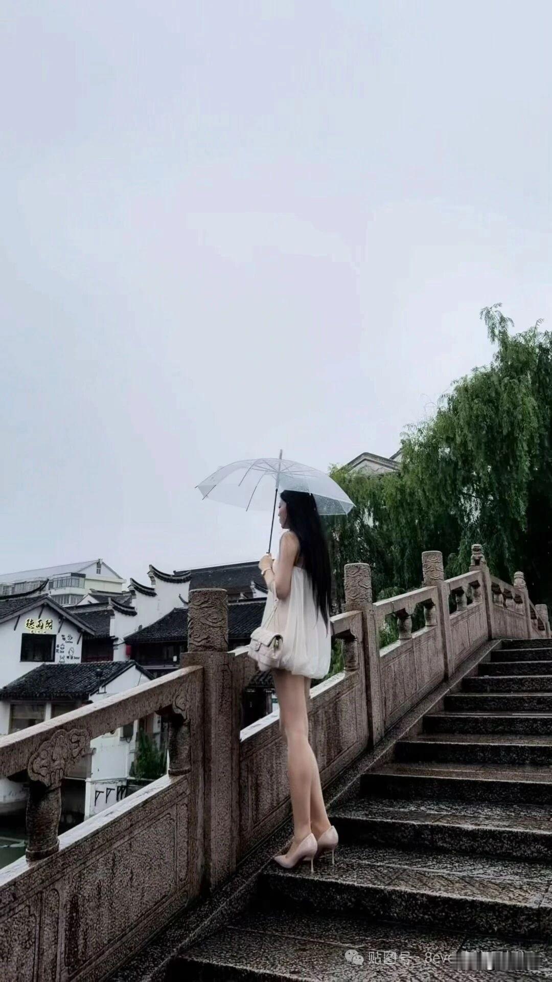 这张照片是我们一起旅行时拍的。非常感谢大家喜欢她。我们都只是普通人，相伴走过第1