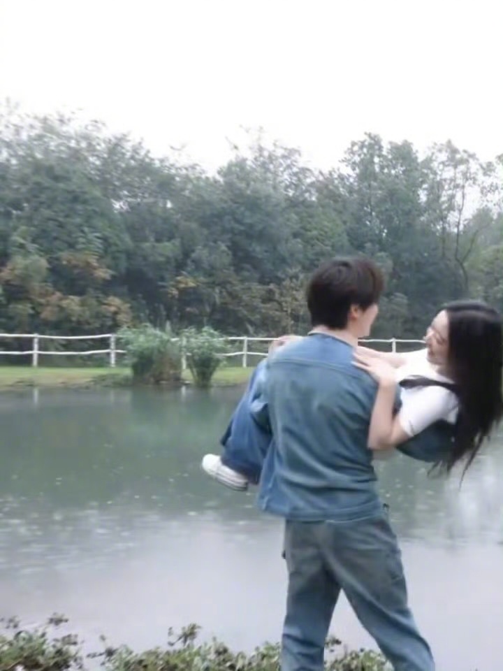 周翊然公主抱包上恩周翊然捏包上恩脸 慕慕昭昭也太萌啦！公主抱+捏脸杀甜度拉满，这