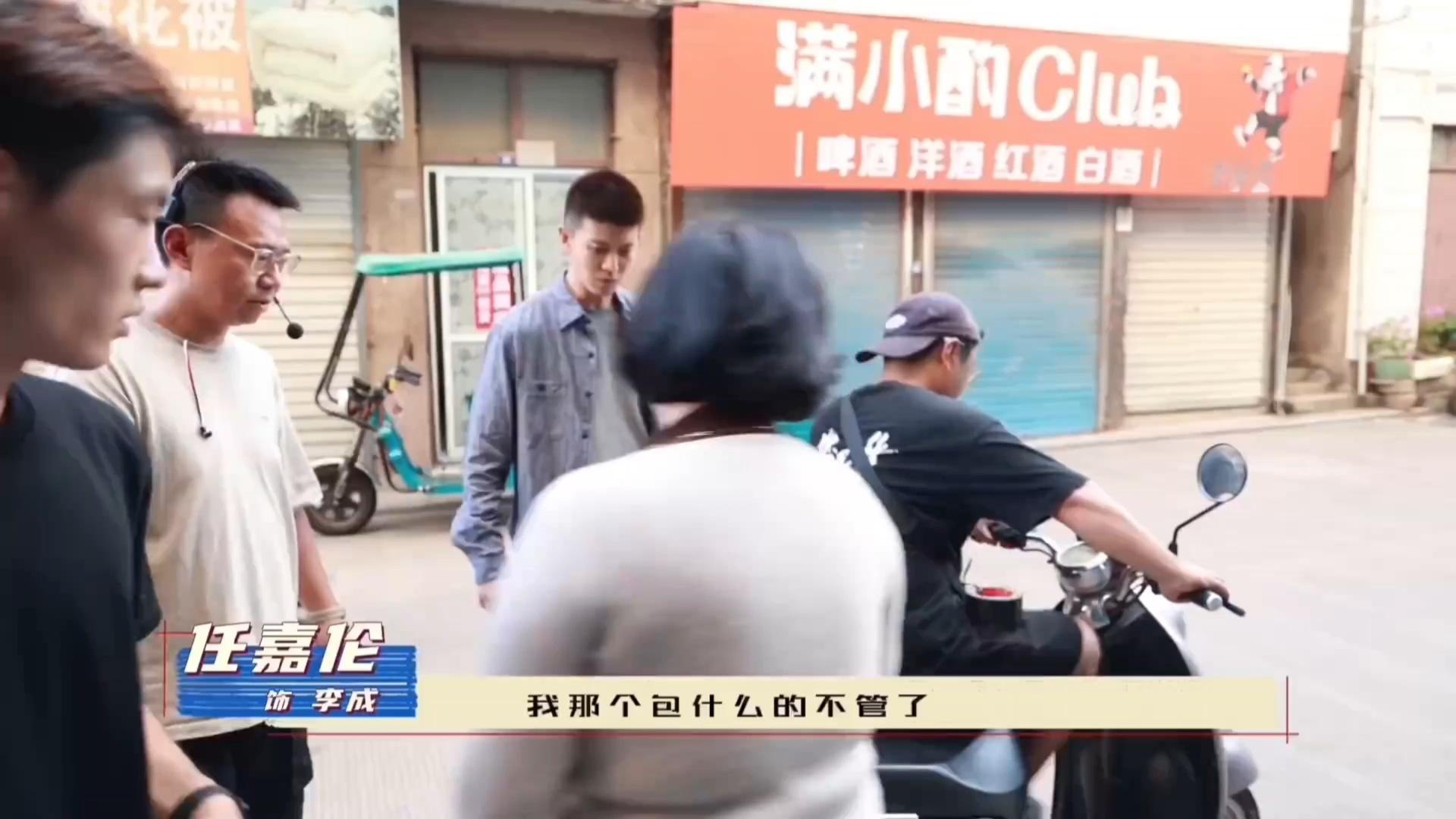 “我那个包什么的就不管了”“我背着~”“对你妈拿着”这段对话跟家门口每天都在发生