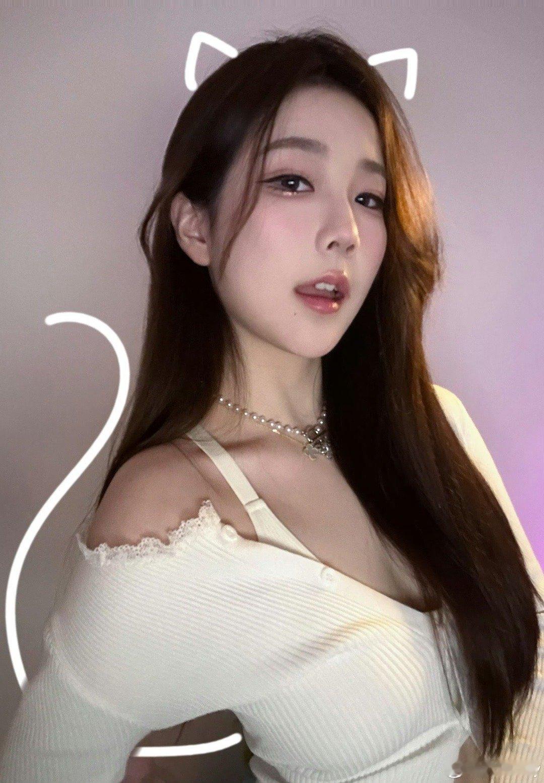 这是谁老婆？[doge]LPL解说Kitty晒美照：喜欢这种感觉么～富有且慷慨！