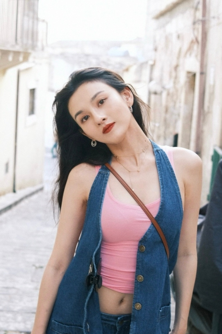 宋祖儿更新了一组日常生活照🥺宋祖儿表妹万福粉衣造型路透 ​​​
