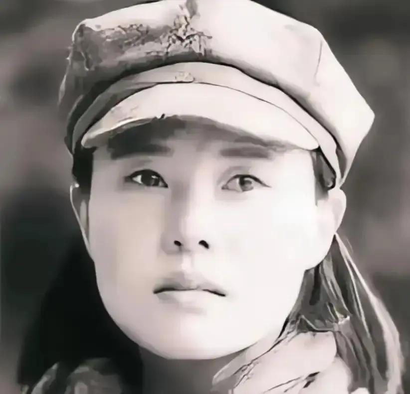 1937年，15岁女红军被敌人抓住，正要被砍头时，一名敌军官走过来，摸摸她的脸：