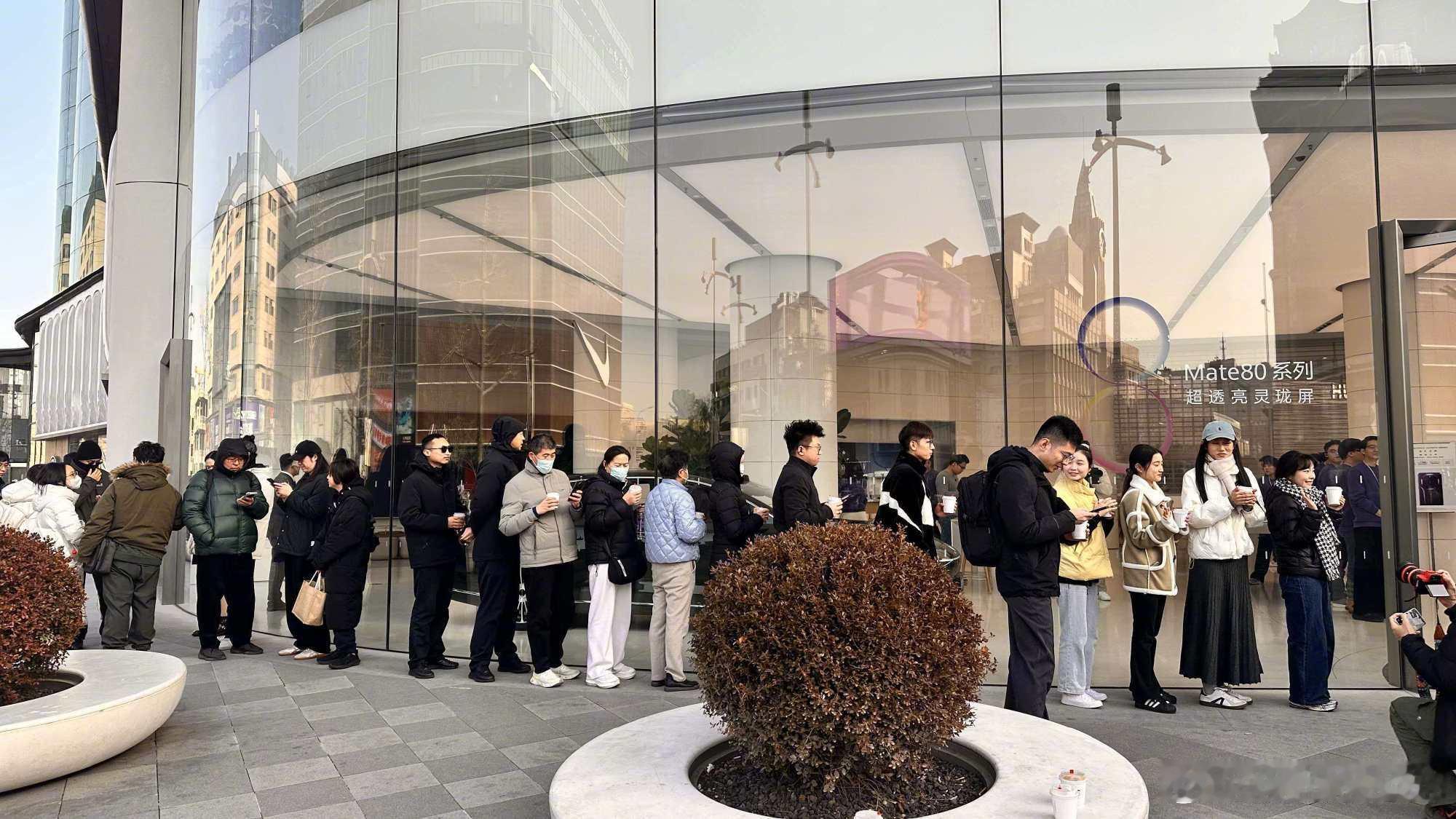 【华为Mate80线下销售盛况】今日上午，华为Mate 80系列正式开售，华为M