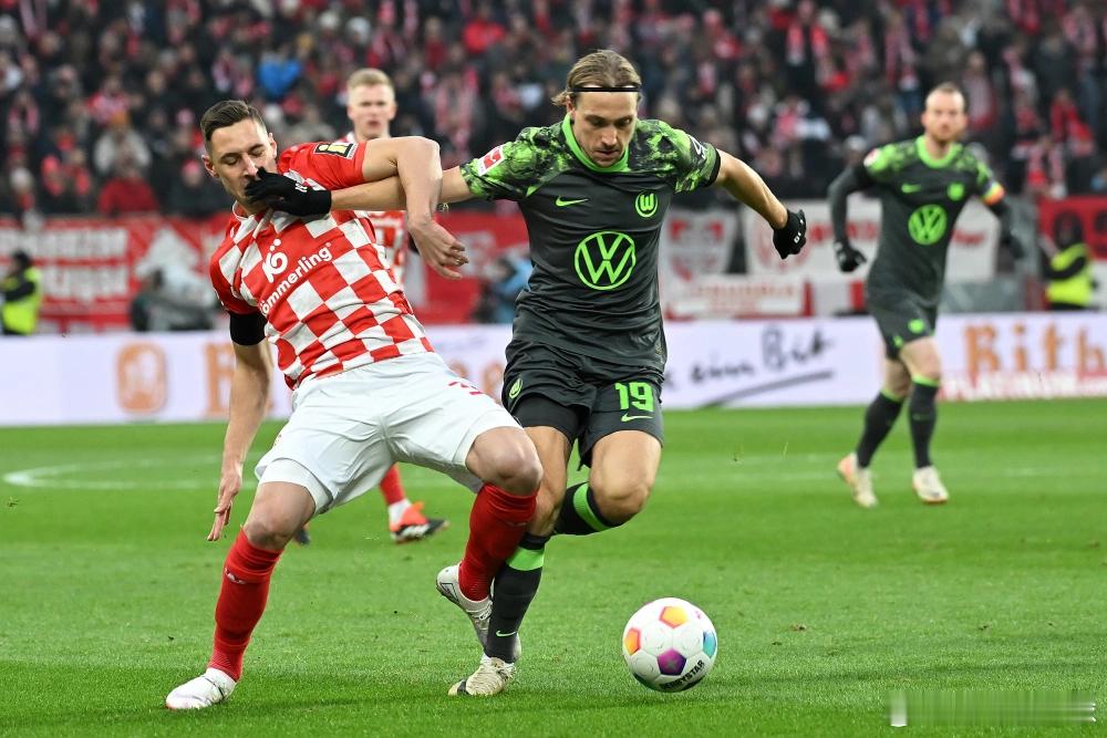 每天的早场和中场赛事杨哥都会在里发放，晚场和半夜场也有不同的场次需要的可以进去看