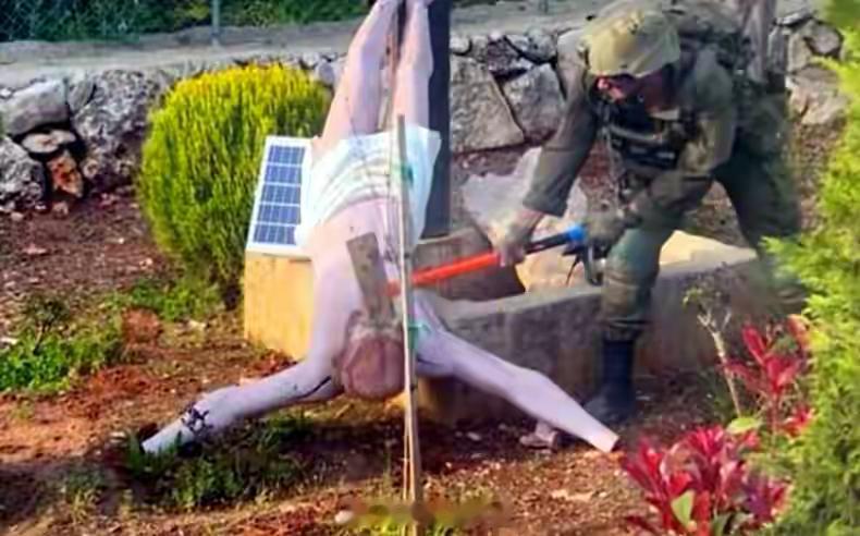 先砸耶稣雕像，再拆太阳能板！以色列军队这是要干什么？前几天，以军士兵抡着大锤砸了