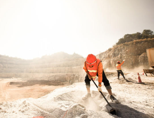 【#男子冒名工作35年养老金被停发起诉#】 冒用哥哥身份工作35年后，男子谢某退