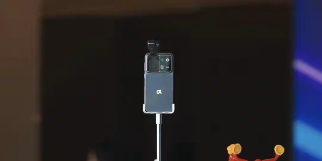 【荣耀宣布MWC2026将发布公司首款人形机器人】荣耀宣布，在近期深圳举行的领先